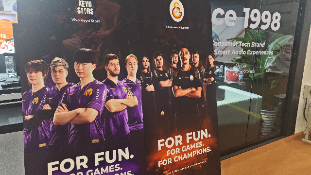 海威特在广交会上展示的赞助电竞战队的海报 (记者/摄)